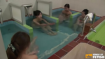 Petites Japonaises Séduites Et Doigtées Sous La Douche