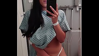 Appel De Près Pour Une Adolescente Hospitalisée Tout En Se Faisant Plaisir Devant La Webcam